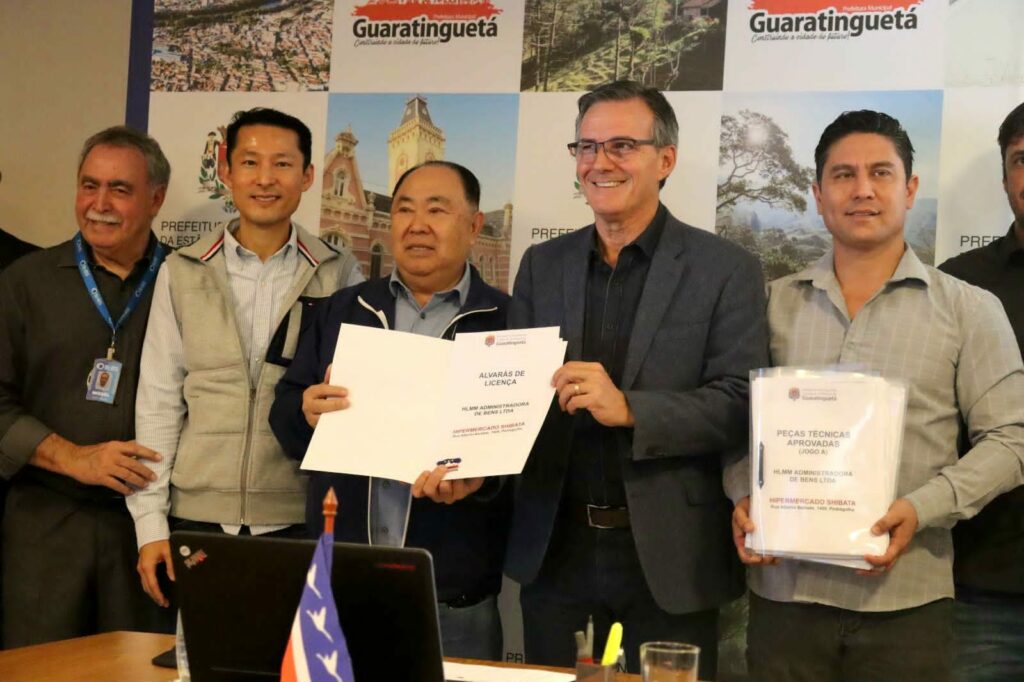 Prefeito marcus soliva entregando alvará para construção de novo supermercado em Guaratinguetá
