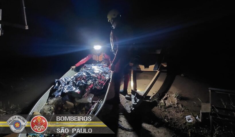 Bombeiros resgatam idoso de 82 anos no rio paraíba, em Santa BRanca
