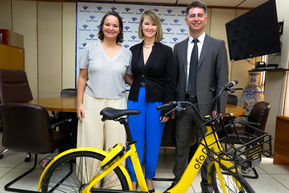Representantes da Receita Federal fazem entrega simbólica de 1.000 bicicletas que serão utilizadas em programa de mobilidade ativa da Prefeitura de SJC
