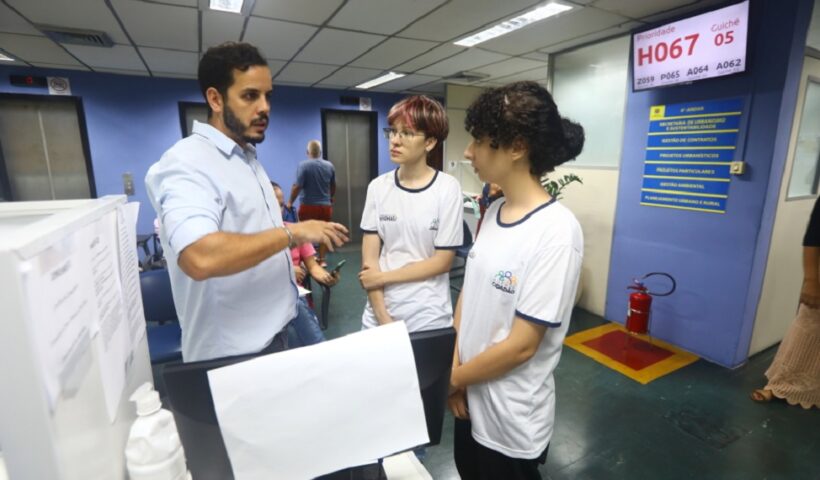 Professor ao lado de estudantes do Programa Agente Cidadão