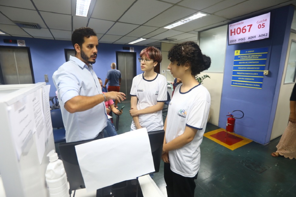 Professor ao lado de estudantes do Programa Agente Cidadão