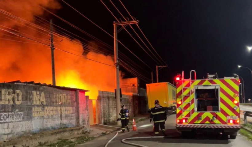 incêndio em depósito de materiais recicláveis em Taubaté