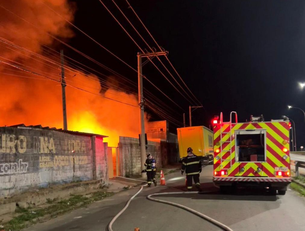 incêndio em depósito de materiais recicláveis em Taubaté