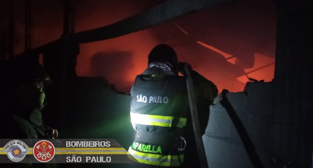Bombeiros combatem incêndio de grandes proporções emTaubaté