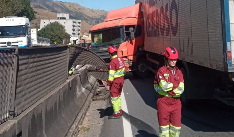 acidente com carreta deixa transito lento, na via Dutra em aparecida