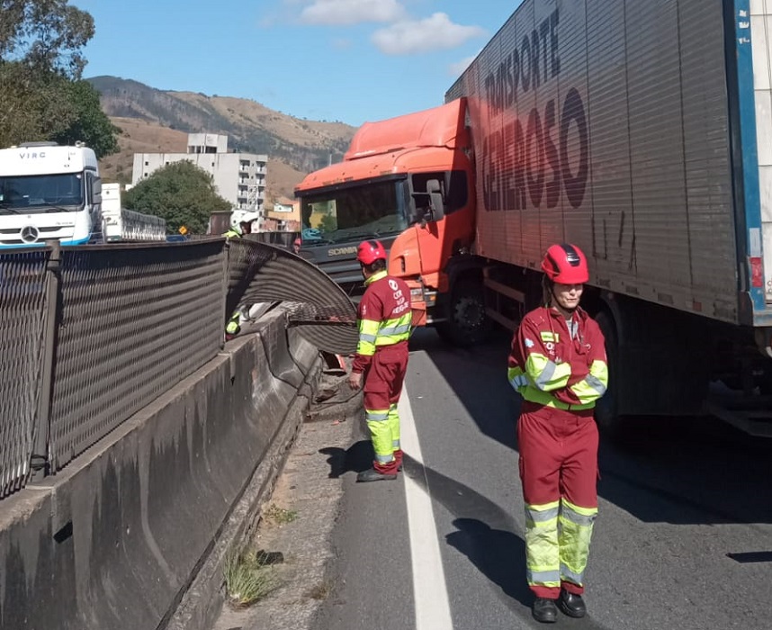 acidente com carreta deixa transito lento, na via Dutra em aparecida