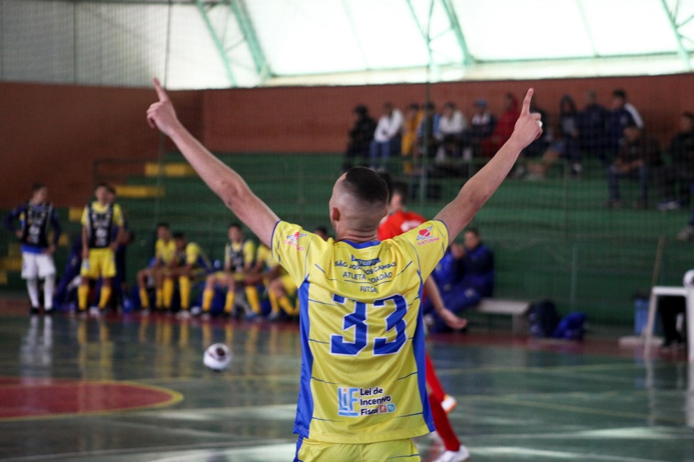 Jogador de futsal de costas e levantando as mãos em comemoração de gol. Lei de incentivo ao esporte em São José dos Campos abre inscrições nesta terça-feira (01/08)