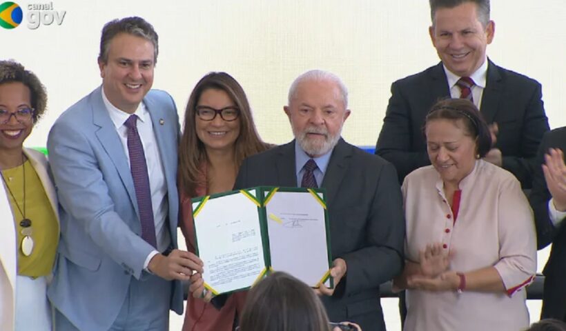 Lula mostra lei assinada por ele. que institui Programa Escola em Tempo Integral