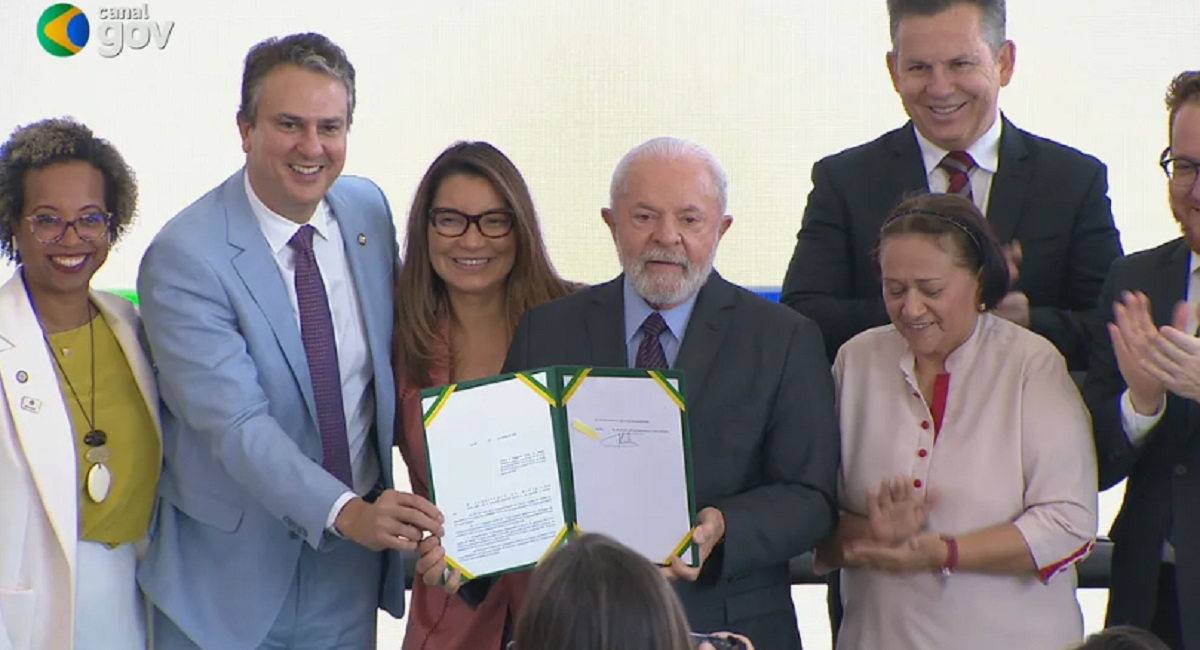Lula mostra lei assinada por ele. que institui Programa Escola em Tempo Integral