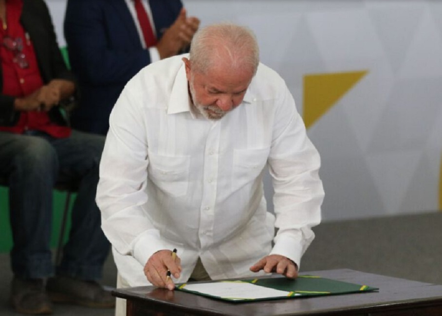 Lula sanciona nesta segunda (3) lei que assegura igualdade salarial entre homens e mulheres