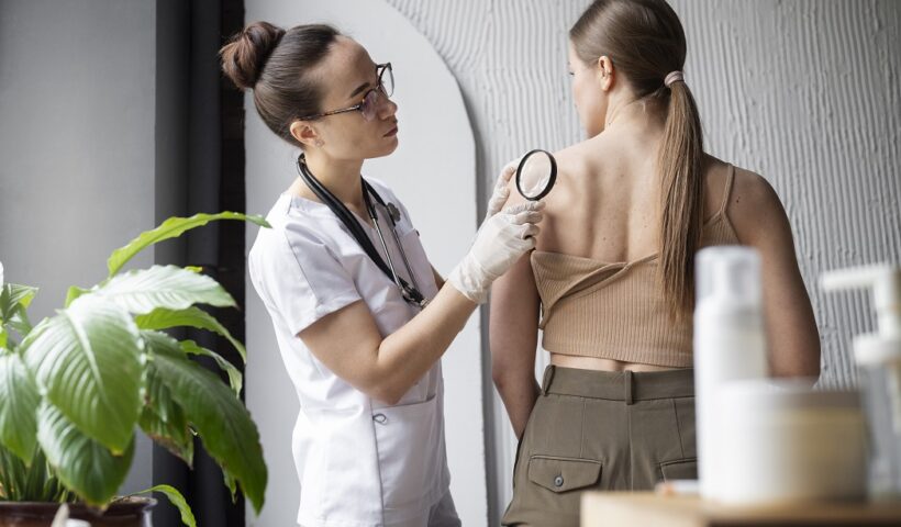 medica-diagnosticando-um-melanoma-no-corpo-de-uma-paciente-do-sexo-feminino. doenças de pele