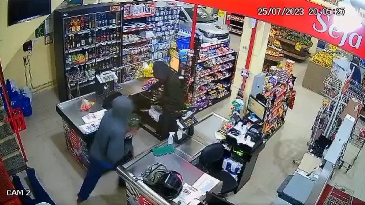 Assalto a mercado em Cruzeiro deixa funcionária ferida por disparo de criminosos