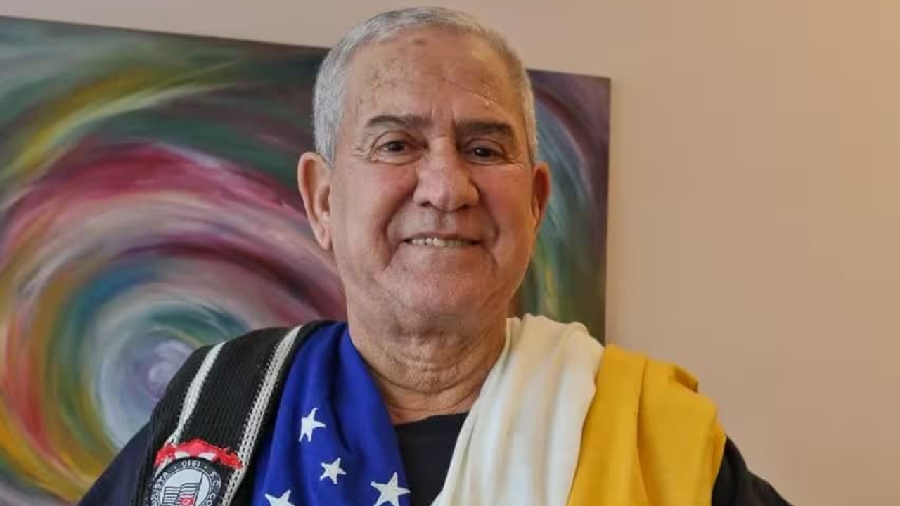 Palhinha com as camisas de Cruzeiro, Atlético/MG, Corinthians e Seleção Brasileira