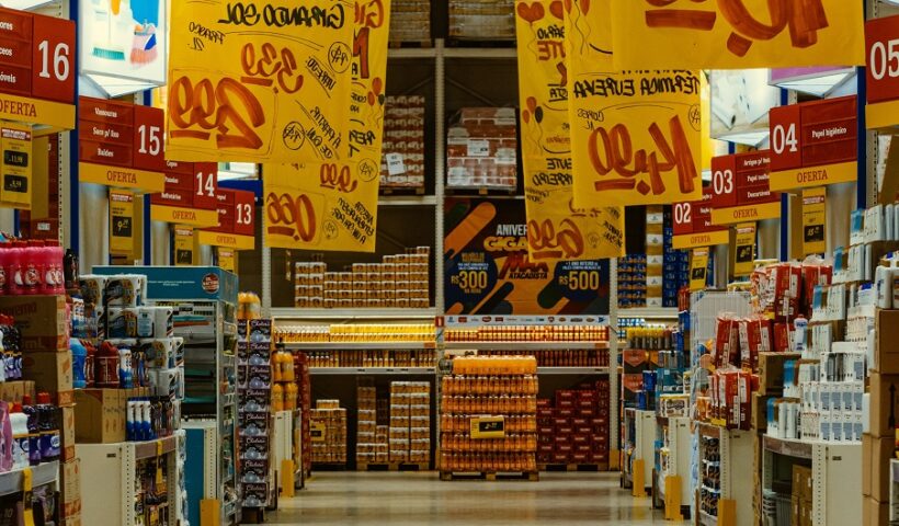 Corredor de supermercado. Inflação oficial do país cai. É a menor variação para junho em seis anos