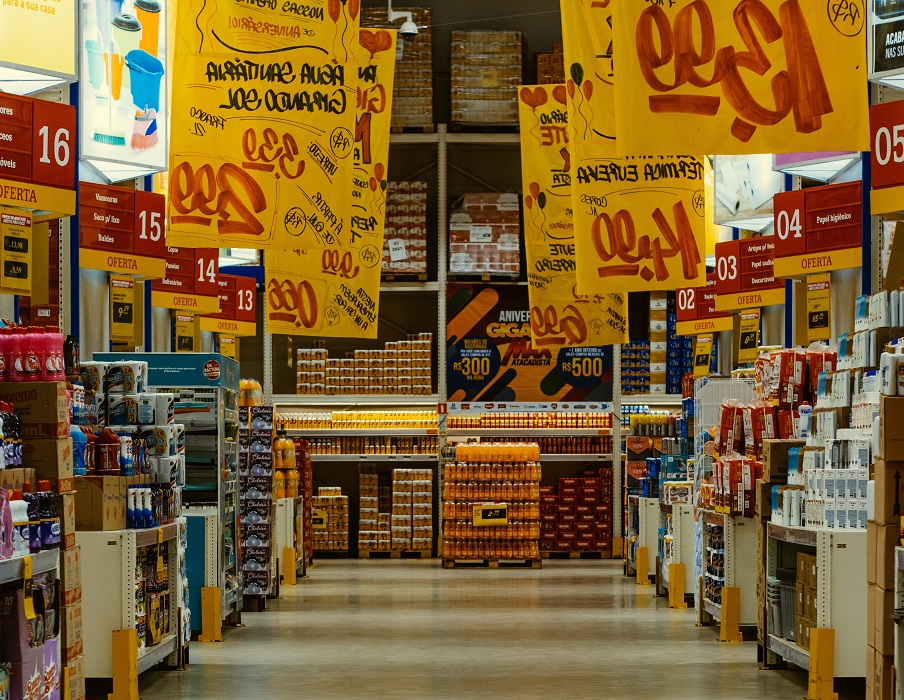 Corredor de supermercado. Inflação oficial do país cai. É a menor variação para junho em seis anos