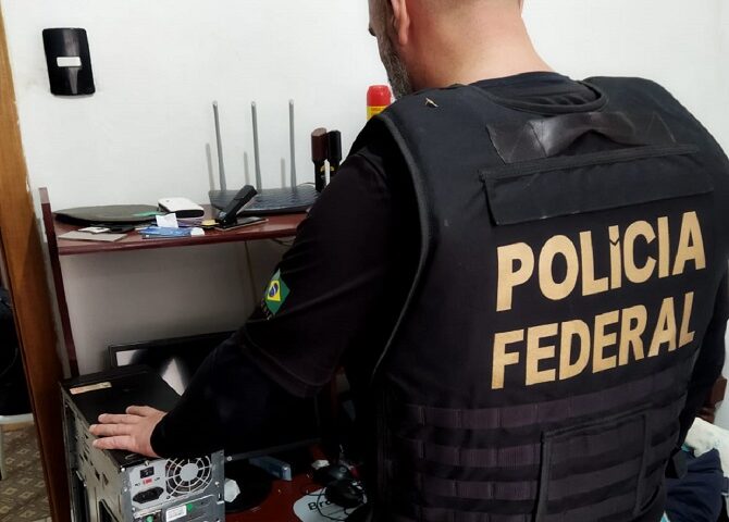 Polícia Federal realiza operação para combater pornografia infantil em Piquete