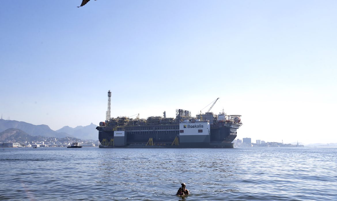 Plataforma de petróleo, P-67, ancorada na Baía de Guanabara, destinada ao Sistema de produção de petróleo e gás