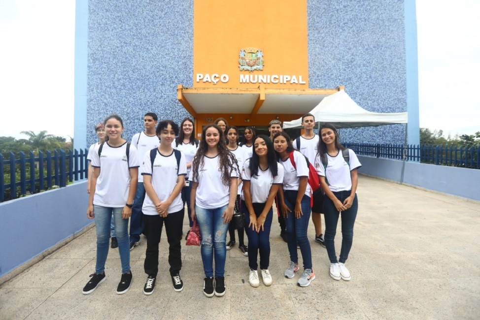 Jovens estudantes em frente ao Paço Municipal de SJC. Fundhas abriu inscrições para 300 vagas