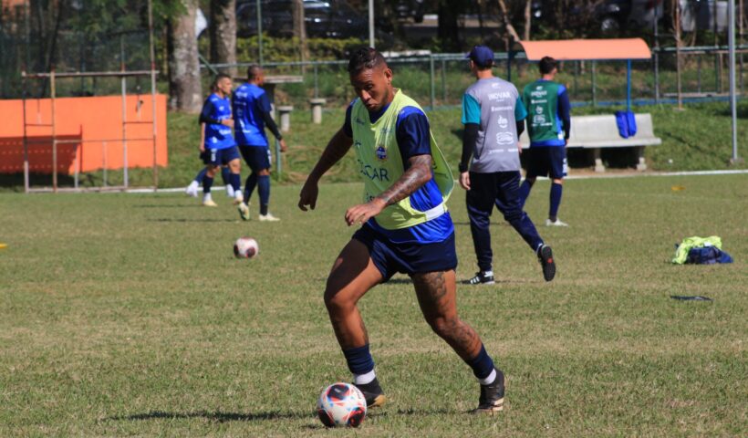 Rafael Tanque durante treinamento do São José Esporte Clube