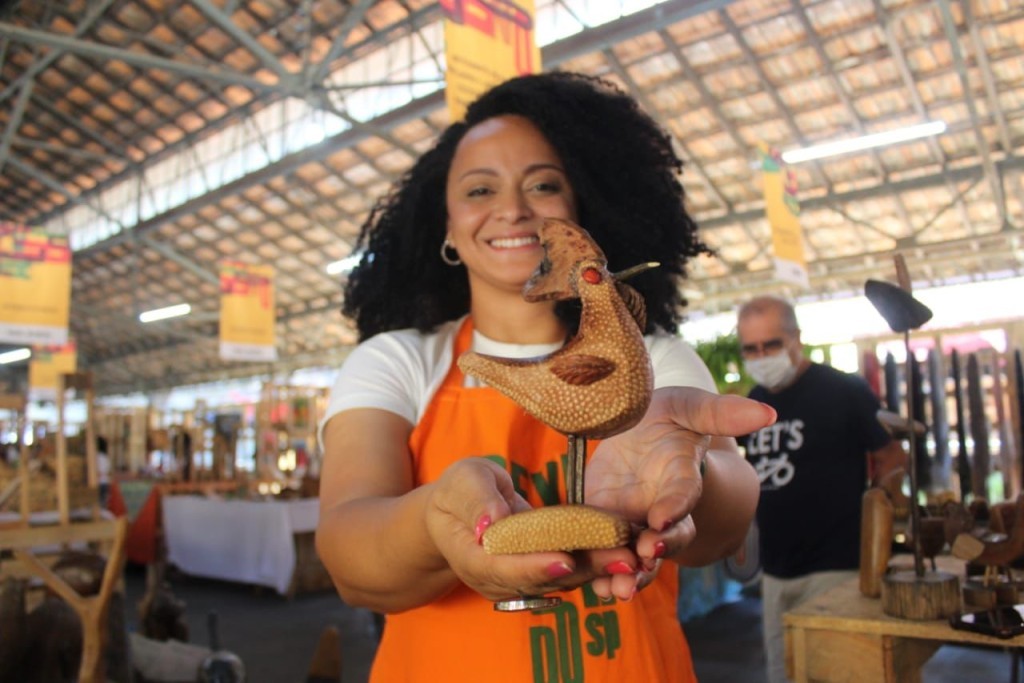 Artesã apresentando uma obra no Revelando SP