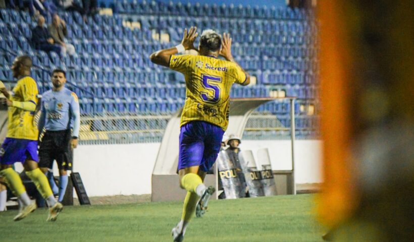 Pedro Favela foi o autor do primeiro gol do São José EC na partida