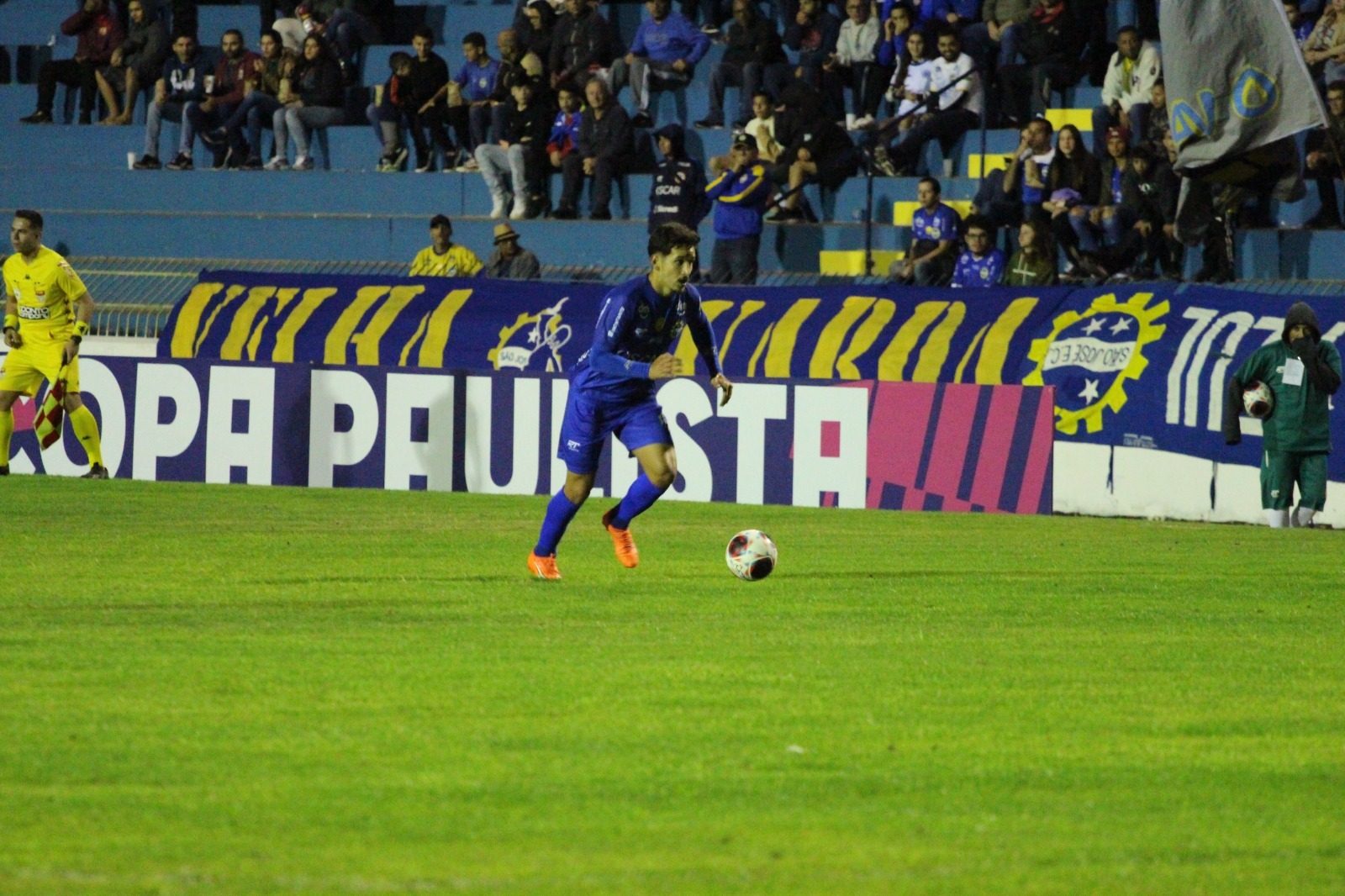Rodrigo Andrade em ação no jogo deste sábado (29) entre São José EC e Santo André no Martins Pereira