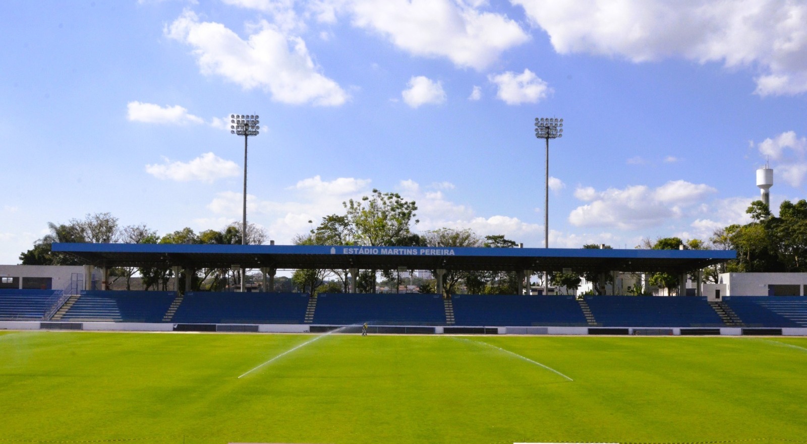 Gramado do Martins Pereira 'reformado' para o segundo semestre