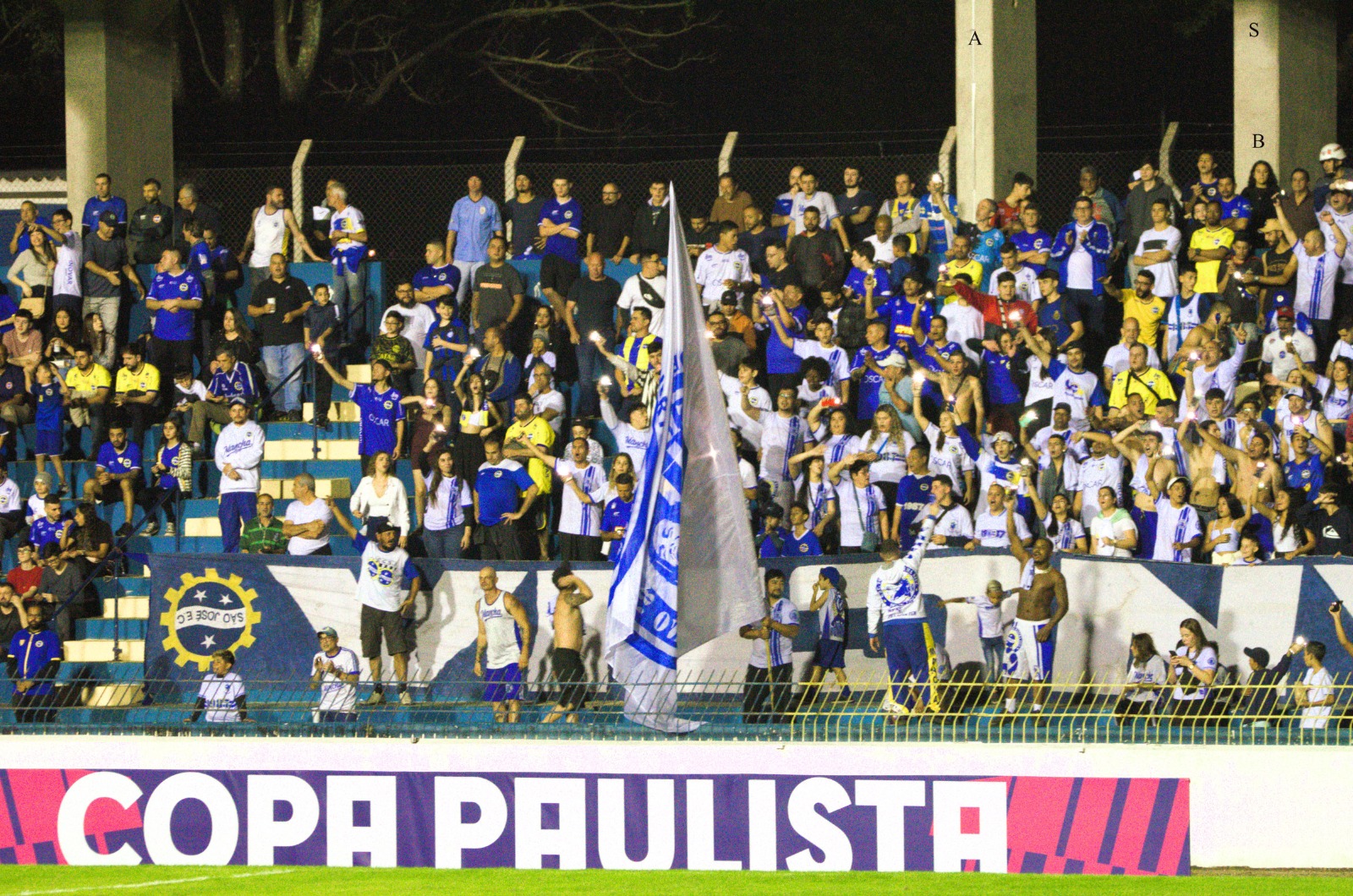 Torcida do São José EC no jogo contra a Portuguesa, no último sábado (8)