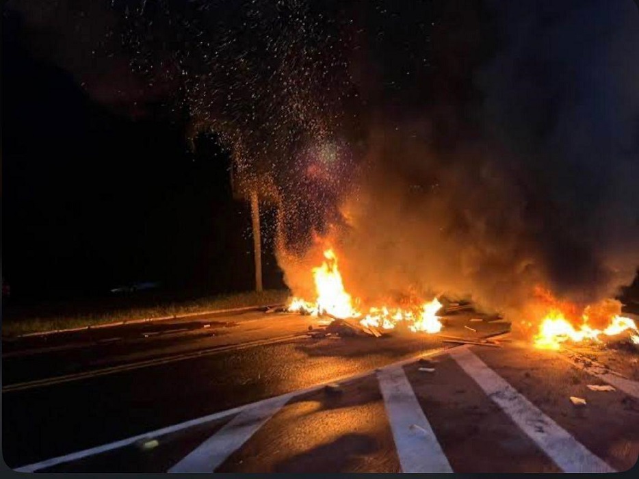 fogo em ruas de Santa branca