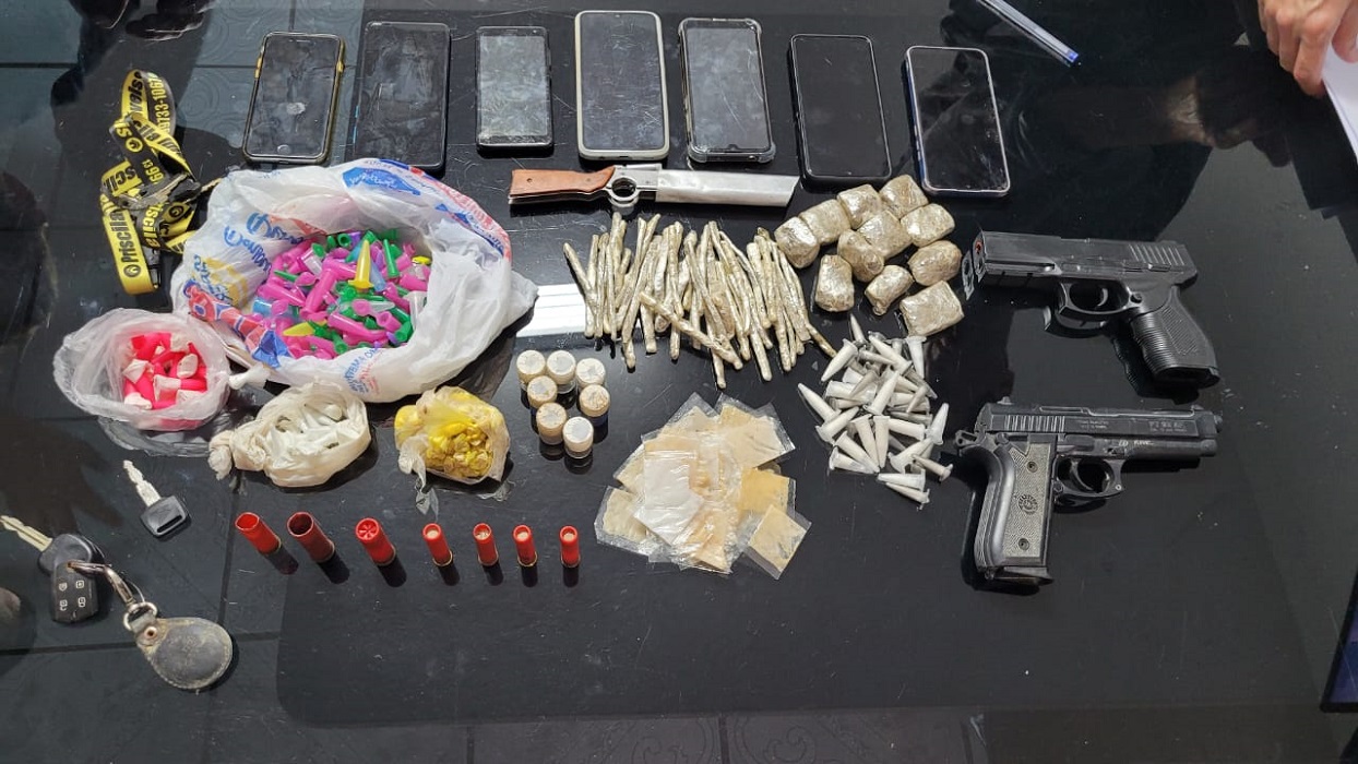 drogas e armas apreendidas, fruto de roubos em São Sebastião