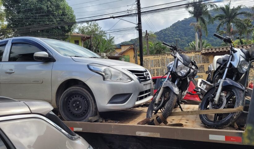 Carro e motos apreendidas, fruto de roubos em São Sebastião