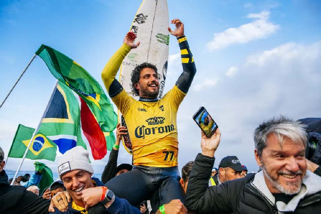 Filipe Toledo está liderando o ranking da WSL 2023 com 54.980 pontos