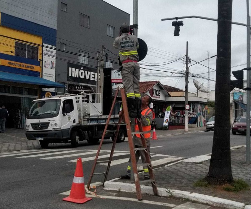 Técnico da prefeitura de Taubaté em manutenção de semáforo. Apagão atinge vidades do vale nesta terça-feira (15)