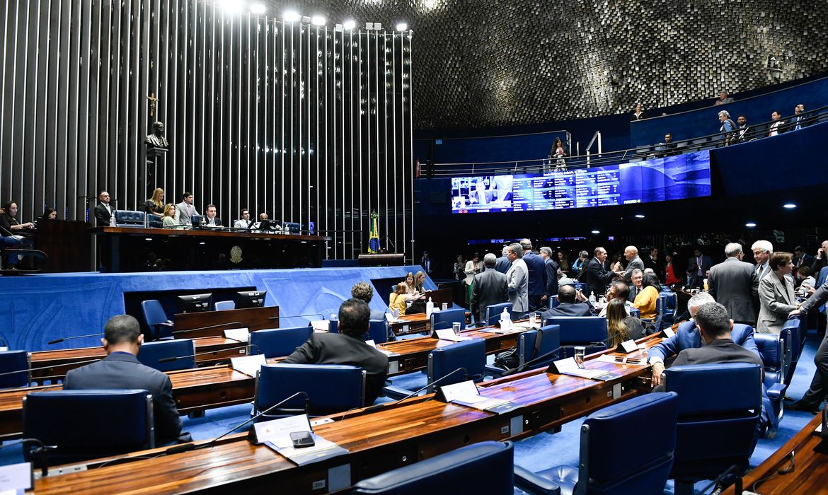 Plenário so Senado Federal em sessão que aprovou MP que aumenta salário mínimo e amplia isenção do IR