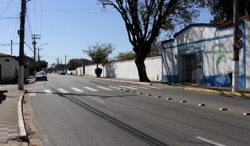 foto mostra frente do Cemitério Municipal em Jacareí e a av. avareí, que terá interdição parcial para obras no domingo (20)