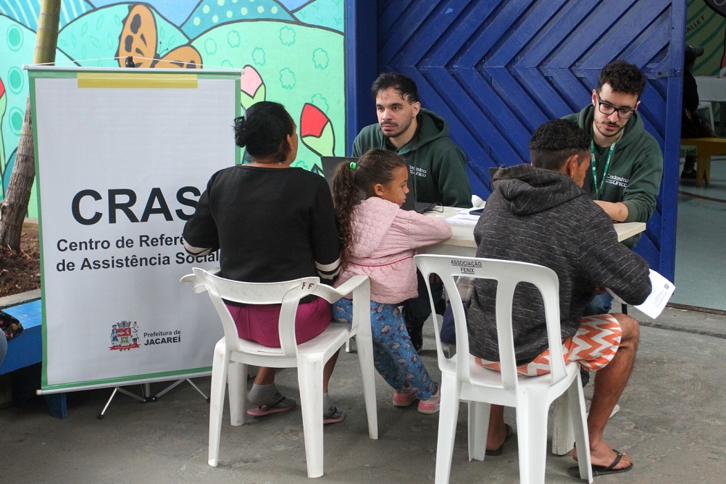Servidores da prefeitura de jacareí atendendo munícipes. Jacareí promove atualização no CadÚnico nesta quarta (9); bairro Bandeira Branca recebe evento