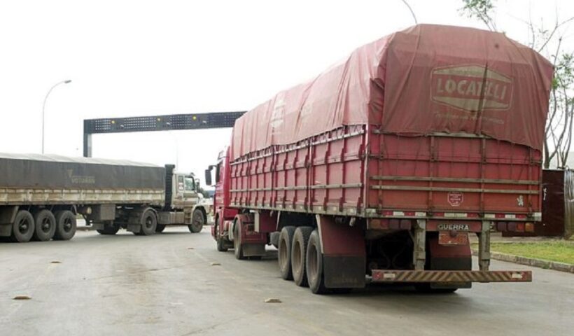Caminhões próximo a pedágio na Via Dutra. Eixos suspensos de caminhões carregados passarão a ser cobrados na Via Dutra e na Rio-Santos; Saiba quando