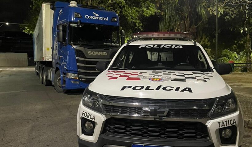 Um homem foi preso após participar de um assalto onde um caminhoneiro ficou refém de criminosos enquanto levavam seu veículo na Via Dutra