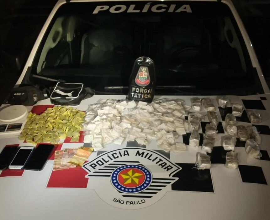 Polícia Militar prendeu cinco homens e apreendeu um adolescente por tráfico de drogas no bairro Jaraguazinho, em Caraguatatuba