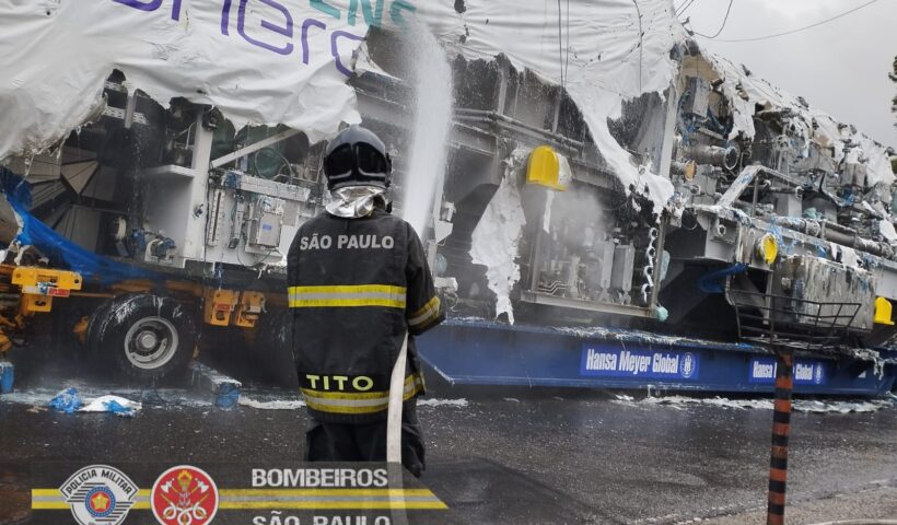 Caminhão pega fogo após bater em poste em Taubaté