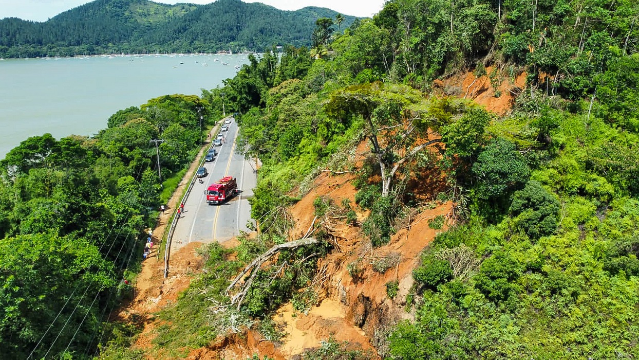 Morro no litoral norte atingido por chuva no carnaval de 2023. Defesa civil faz neste sábado dia 12/08, simulado de evacuação