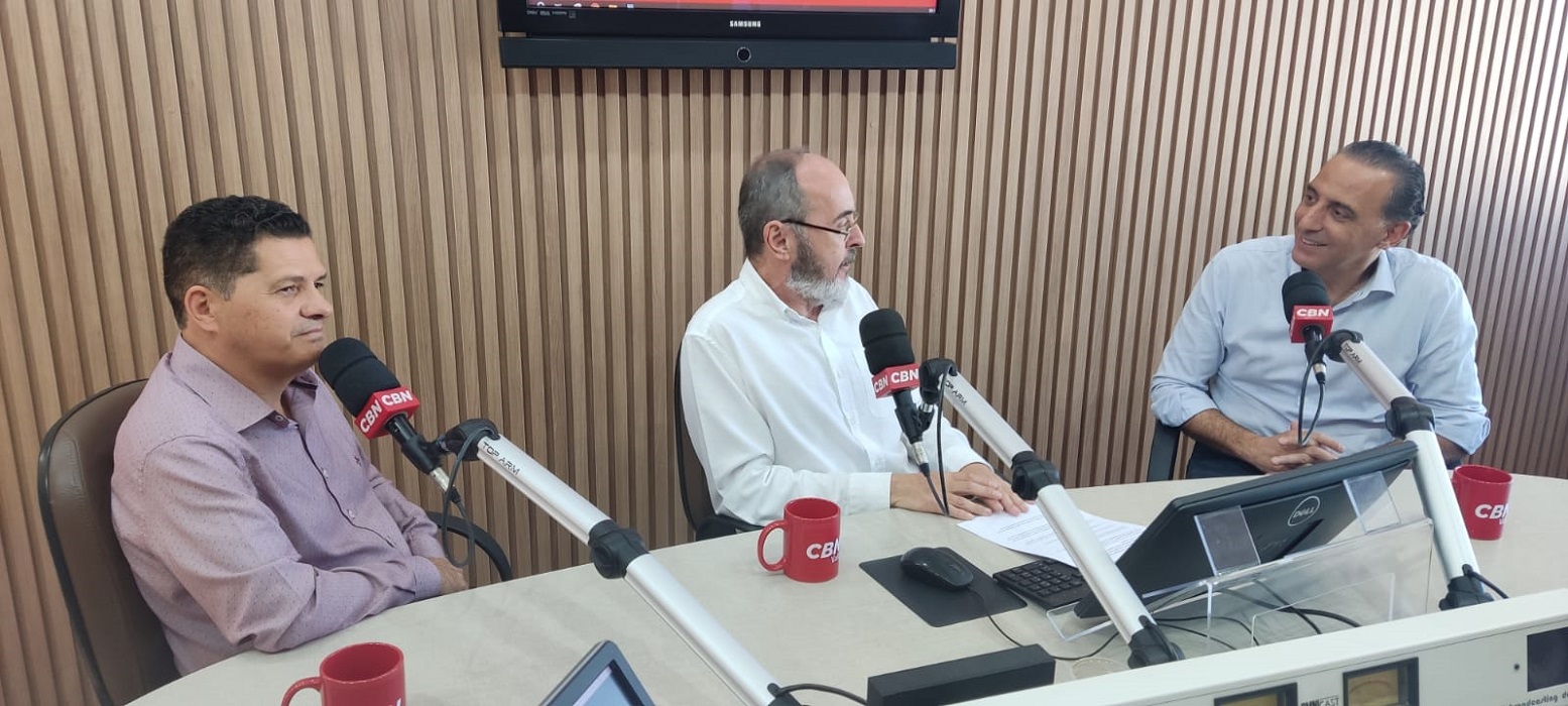 Izaias Santana e Educardo Cury no estúdio da CBN Vale com o apresentador, Fernando Carlos