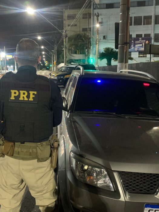 Dupla é presa por roubar e sequestrar caminhoneiro na Dutra