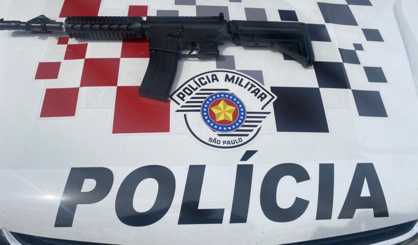Homem é preso após tentar assaltar comércio com simulacro de fuzil em São José