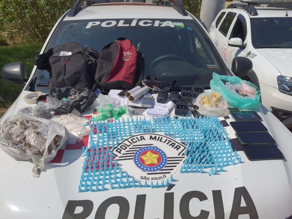 Homem é preso e adolescente apreendido por tráfico de drogas no Morro dos Mineiros, em Ilhabela