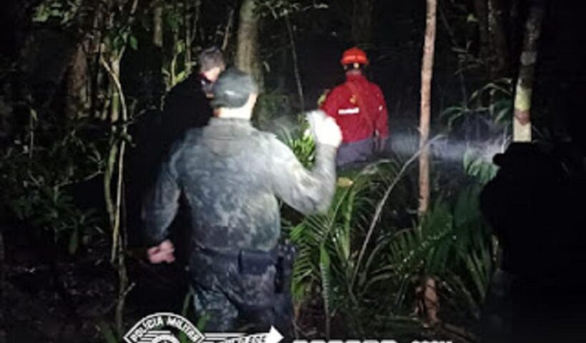 Dois homens foram resgatados pela Polícia Militar Ambiental e pelo Corpo de Bombeiros após se perderem dentro de uma área de mata em Caraguá