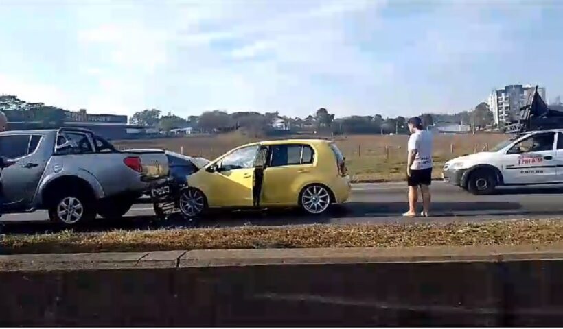 engavetamento com quatro veículos da Via Dutra, em SJC
