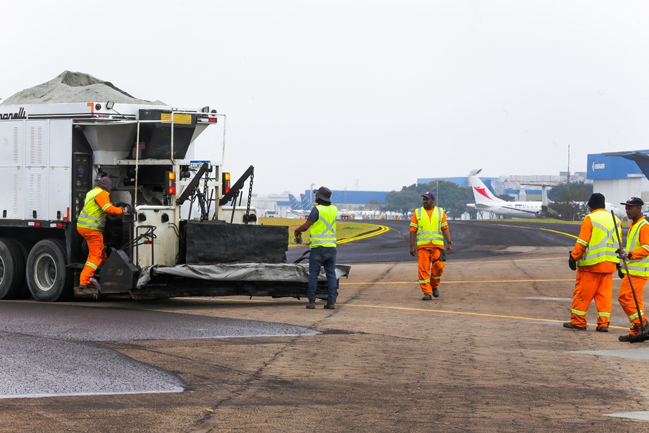 Pistas de Taxiway sendo aplicada no Aeroporto de São José dos Campos