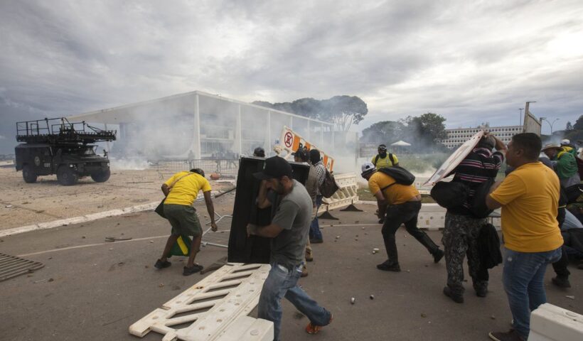 Manifestantes dos atos golpistas em Brasília no dia 8 de janeiro 2023. 90 presos foram soltos pelo STF