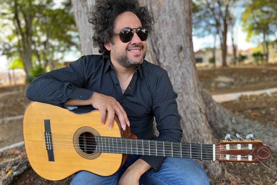 Diego Figueiredo, considerado um gênio do violão e da guitarra, é o principal destaque gratuito da Agenda Cultural no Vale deste final de semana 
